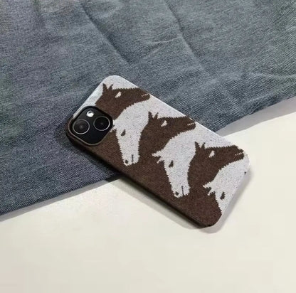 COQUE IPHONE CHEVAUX EFFET TRICOTÉS | Coque Old Money Équestre Muses Galerie