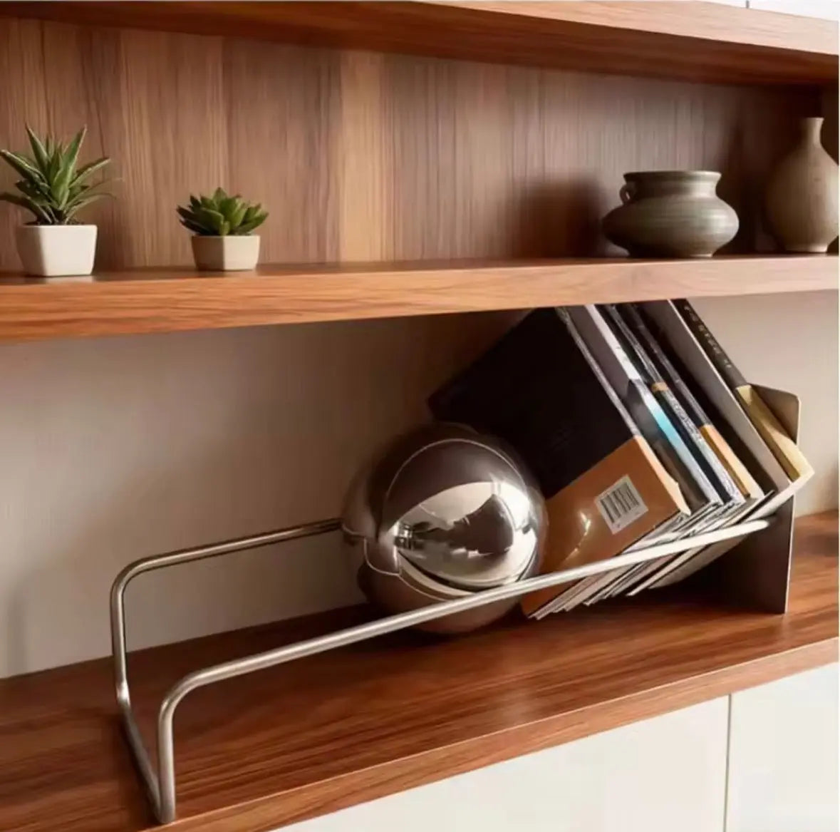 PORTE-LIVRES SCULPTURAL CHROME | Présentoir Design Mid-Century Muses Galerie