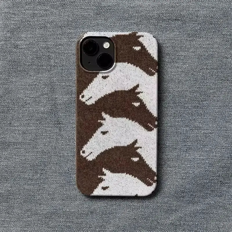 COQUE IPHONE CHEVAUX EFFET TRICOTÉS | Coque Old Money Équestre Muses Galerie