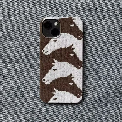 COQUE IPHONE CHEVAUX EFFET TRICOTÉS | Coque Old Money Équestre Muses Galerie