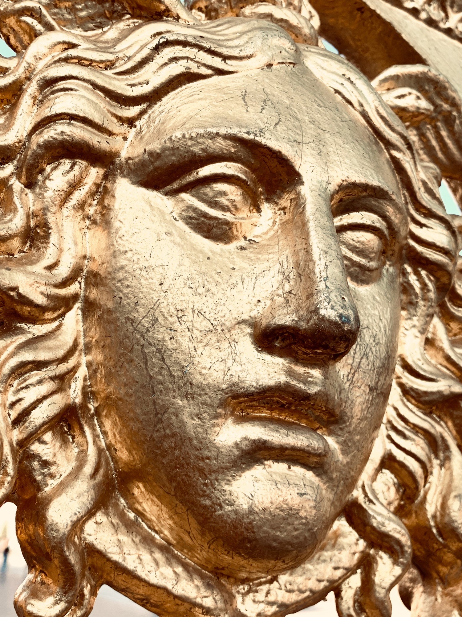 sculpture d'un visage en or